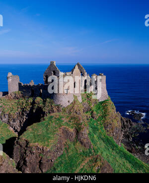 Dunluce Castle, nella contea di Antrim, Irlanda del Nord, Regno Unito Foto Stock