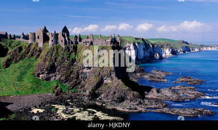 Dunluce Castle, nella contea di Antrim, Irlanda del Nord, Regno Unito Foto Stock