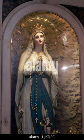 Madonna: Steinskulptur in einer Kirche, Venedig, ITALIEN. Foto Stock