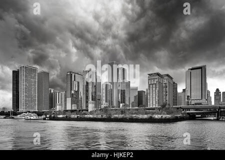 Immagine in bianco e nero di Chicago Downtown in un giorno di pioggia, STATI UNITI D'AMERICA. Foto Stock