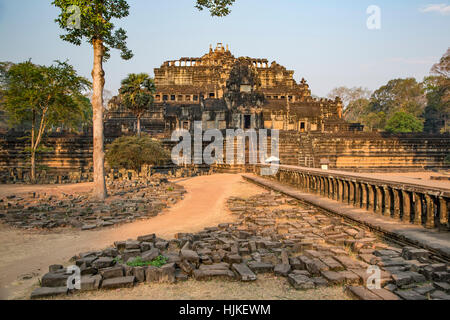 Bapuon, Tempio di Angkor Thom, il Parco Archeologico di Angkor, Siem Reap, Cambogia Foto Stock