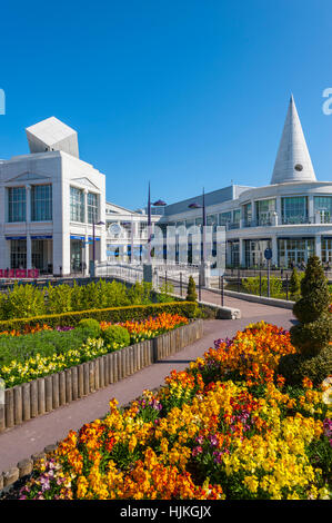 L'ingresso al Centro commerciale Bluewater nel Kent. In una giornata di sole. Foto Stock