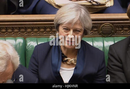 Il primo ministro Theresa Maggio guarda come ombra Brexit Segretario Keir Starmer parla alla Camera dei Comuni di Londra, dopo che il governo di sconfitta in una corte storica battaglia di Brexit. Foto Stock