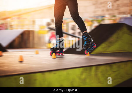 Gambe su pattini a rotelle in linea. Foto Stock