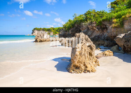 Rocce costiere sulla spiaggia di Macao, il paesaggio della Repubblica Dominicana, isola Hispaniola Foto Stock