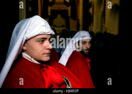 Enna, Sicilia, Italia - 25 Marzo 2016: - religiosi Parade, nella città di Enna, la Sicilia per la Santa Pasqua. Ogni anno per il Venerdì Santo è andata in scena la passio Foto Stock