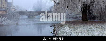 Autunno, fiume Welland stone road bridge, Stamford Meadows, georgiano città mercato di Stamford, Lincolnshire County, England, Regno Unito Foto Stock