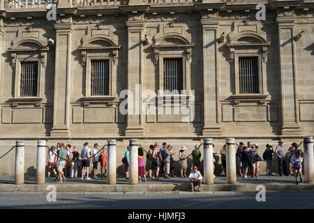 Coda di visitatori per immettere la Giralda cattedrale,Siviglia,Spagna Foto Stock