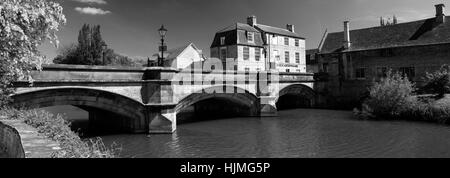 Autunno, fiume Welland stone road bridge, Stamford Meadows, georgiano città mercato di Stamford, Lincolnshire County, England, Regno Unito Foto Stock