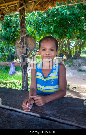 Ritratto di un bambino di sei anni ragazzo cambogiano a casa nel suo villaggio nei pressi di Banteay Srei, Regno di Cambogia. Foto Stock