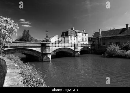 Autunno, fiume Welland stone road bridge, Stamford Meadows, georgiano città mercato di Stamford, Lincolnshire County, England, Regno Unito Foto Stock