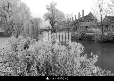 Autunno, fiume Welland stone road bridge, Stamford Meadows, georgiano città mercato di Stamford, Lincolnshire County, England, Regno Unito Foto Stock