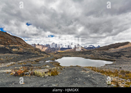 Il Perù, Ande Cordillera Blanca, Parco Nazionale del Huascaran, Nevado Mururaju, ghiacciaio Pastoruri, piccola laguna Foto Stock