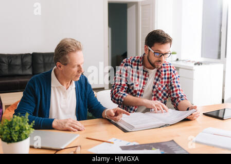 Grave responsabile uomo concentrandosi sul suo lavoro Foto Stock
