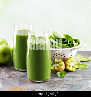 Succo verde in bicchieri alti Foto Stock