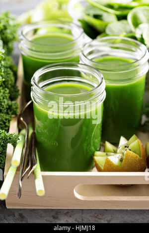 Succo verde in vasetti di vetro Foto Stock