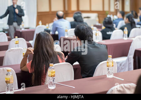 Il concetto di business : asia persone ascoltate nel seminario di business presentation hall di hotel camera,fuoco selettivo. Foto Stock