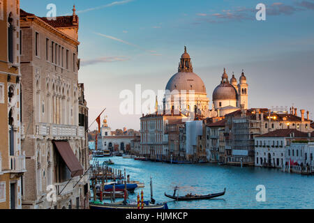 Ultima luce sulle cupole di Santa Maria della Salute lungo il Grand Canal, Venezia, Veneto, Italia Foto Stock