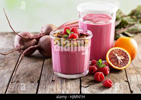 La barbabietola rossa sani e frullato di lamponi Foto Stock