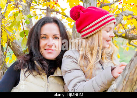 Ritratto di felice madre e figlia in autunno Foto Stock