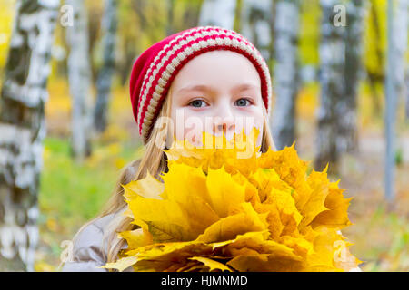 Foto della ragazza con bouquet da fogli in autunno Foto Stock