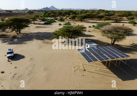 KENYA, Lodwar, 65 accres NAPUU irrigazione a goccia regime da parte del governo della contea, l'acqua viene pompata da un solare pompa ad un grande serbatoio da cui l'acqua fluisce per gravità in piccoli serbatoi per l'irrigazione a goccia di campi di ortaggi / Kenia Turkana, Lodwar, 30 ettari di grosse farm mit Troepfchenbewaesserung, das Wasser wird Mit Hilfe einer solar betriebenen Pumpe aus einem Brunnen gefoerdert und in serbatoi gtossen zwischen gespeichert, durch gravitazione werden die kleinen serbatoi in den Gemuesefeldern fuer die Troepfchenbewaessrung gefuellt Foto Stock