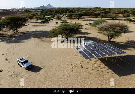 KENYA, Lodwar, 65 accres NAPUU irrigazione a goccia regime da parte del governo della contea, l'acqua viene pompata da un solare pompa ad un grande serbatoio da cui l'acqua fluisce per gravità in piccoli serbatoi per l'irrigazione a goccia di campi di ortaggi / Kenia Turkana, Lodwar, 30 ettari di grosse farm mit Troepfchenbewaesserung, das Wasser wird Mit Hilfe einer solar betriebenen Pumpe aus einem Brunnen gefoerdert und in serbatoi gtossen zwischen gespeichert, durch gravitazione werden die kleinen serbatoi in den Gemuesefeldern fuer die Troepfchenbewaessrung gefuellt Foto Stock