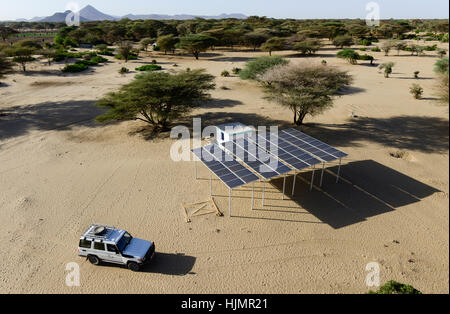KENYA, Lodwar, 65 accres NAPUU irrigazione a goccia regime da parte del governo della contea, l'acqua viene pompata da un solare pompa ad un grande serbatoio da cui l'acqua fluisce per gravità in piccoli serbatoi per l'irrigazione a goccia di campi di ortaggi / Kenia Turkana, Lodwar, 30 ettari di grosse farm mit Troepfchenbewaesserung, das Wasser wird Mit Hilfe einer solar betriebenen Pumpe aus einem Brunnen gefoerdert und in serbatoi gtossen zwischen gespeichert, durch gravitazione werden die kleinen serbatoi in den Gemuesefeldern fuer die Troepfchenbewaessrung gefuellt Foto Stock