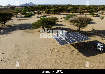 KENYA, Lodwar, 65 accres NAPUU irrigazione a goccia regime da parte del governo della contea, l'acqua viene pompata da un solare pompa ad un grande serbatoio da cui l'acqua fluisce per gravità in piccoli serbatoi per l'irrigazione a goccia di campi di ortaggi / Kenia Turkana, Lodwar, 30 ettari di grosse farm mit Troepfchenbewaesserung, das Wasser wird Mit Hilfe einer solar betriebenen Pumpe aus einem Brunnen gefoerdert und in serbatoi gtossen zwischen gespeichert, durch gravitazione werden die kleinen serbatoi in den Gemuesefeldern fuer die Troepfchenbewaessrung gefuellt Foto Stock
