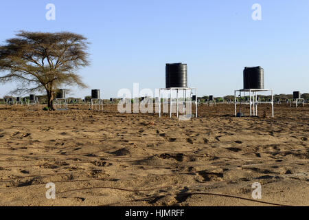 KENYA, Lodwar, 65 accres NAPUU irrigazione a goccia regime da parte del governo della contea, l'acqua viene pompata da un solare pompa ad un grande serbatoio da cui l'acqua fluisce per gravità in piccoli serbatoi per l'irrigazione a goccia di campi di vegetali Foto Stock