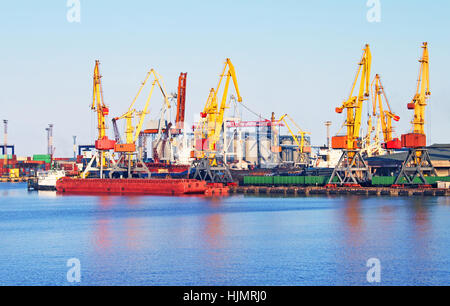 Gru da carico, nave e grano dryer in porto Odessa, Ucraina Foto Stock