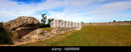 Summer View su Burgh Castle vicino a Great Yarmouth town, Norfolk, Inghilterra, Regno Unito Foto Stock