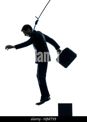 Un uomo caucasico business man suicida di appendere in silhouette studio isolato su sfondo bianco Foto Stock