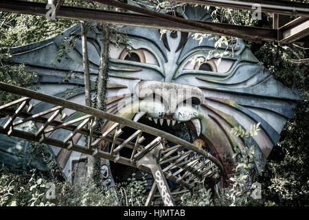 Vecchio roller coaster in un parco giochi abbandonato, Berlino Est, Germania Foto Stock