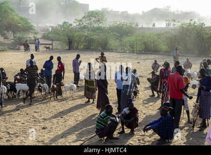 KENIA Turkana, Lodwar, mercato del bestiame, herder compra e vende capre, uomo seduto sul loro piccole sedie di legno / Turkana mit Ziegen auf dem Viehmarkt, Turkana Maenner sitzen auf kleinen Holz Hockern Foto Stock