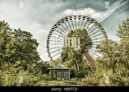 Antico e grande ruota in un parco giochi abbandonato, Spreepark, Berlino Est, Treptow, Foto Stock