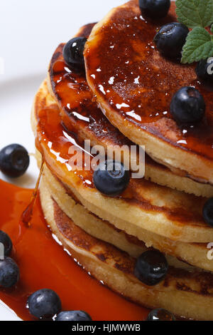 Mirtillo frittelle inzuppato con lo sciroppo d'acero. macro vista verticale da sopra Foto Stock