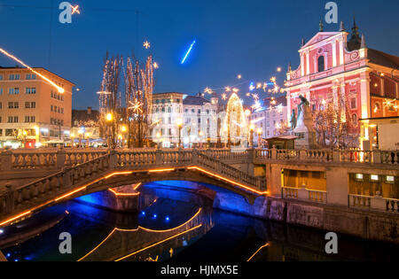 Triple ponti, illuminato per nuovi anni celebrazione, Lubiana, Slovenia Foto Stock