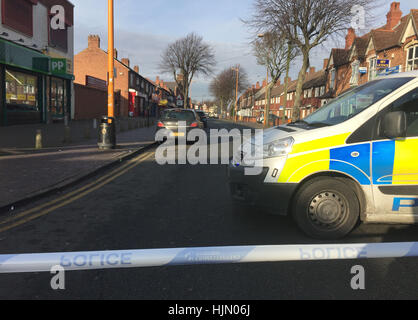 Un cordone di polizia presso la scena in Rookery Road, Handsworth, Birmingham, dove un uomo è stato fatalmente pugnalata sul piano superiore di un bus tardi il lunedì sera. Foto Stock