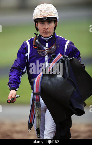 Jockey Rowan Scott dopo la sua corsa sul cuscino JacobÊ¼s nel Betway Handicap Foto Stock