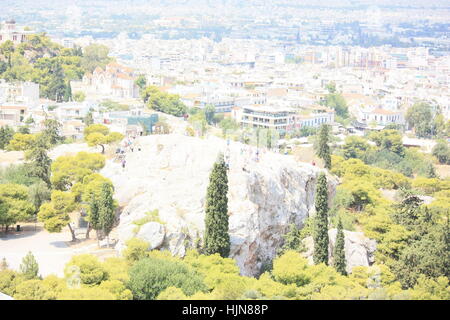 La roccia di areopago e sfondo sfocato di Atene Foto Stock