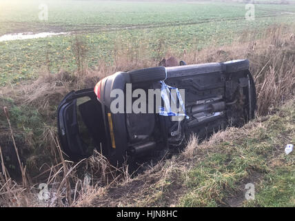 Targa disturbato da PA immagine scrivania un auto sul suo lato in un fossato Nord Yorkshire dove una donna e i suoi tre-anno-vecchio figlio sono stati liberati dalla polizia. Foto Stock