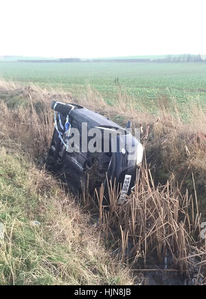 Targa disturbato da PA immagine scrivania un auto sul suo lato in un fossato Nord Yorkshire dove una donna e i suoi tre-anno-vecchio figlio sono stati liberati dalla polizia. Foto Stock