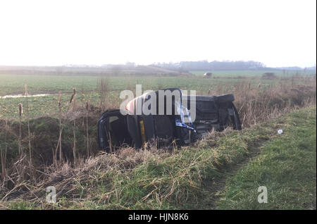 Targa disturbato da PA immagine scrivania un auto sul suo lato in un fossato Nord Yorkshire dove una donna e i suoi tre-anno-vecchio figlio sono stati liberati dalla polizia. Foto Stock