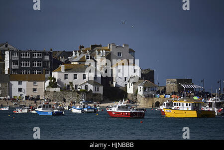 Cielo tempestoso su St Ives Harbour, Cornwall, con barche ormeggiate. Foto Stock