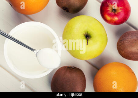 Una sana prima colazione - coppa di yogurt con frutta. vista superiore Foto Stock