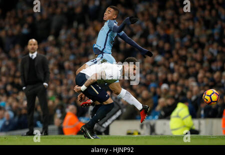 Tottenham Hotspur di Kyle Walker (sinistra) e Manchester City's Gabriel Gesù (destra) battaglia per la sfera Foto Stock