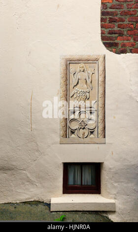 Trompe l'oeil della sirena di Zennor su una parete in Staithes, North Yorkshire Foto Stock