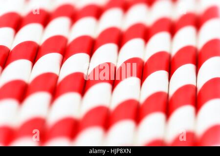 Una vista astratta di alcuni il bianco e il rosso cannucce close up macro Foto Stock