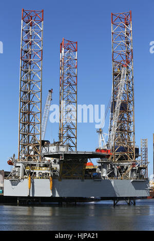 Jackup rig in porto Foto Stock